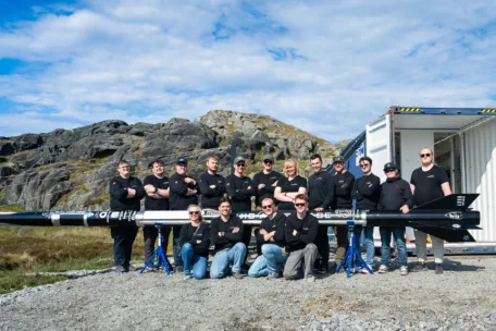 Gruppen til UiS Aerospace som skjøt opp Phoenix 1 på Utsira 21. juni 2025.