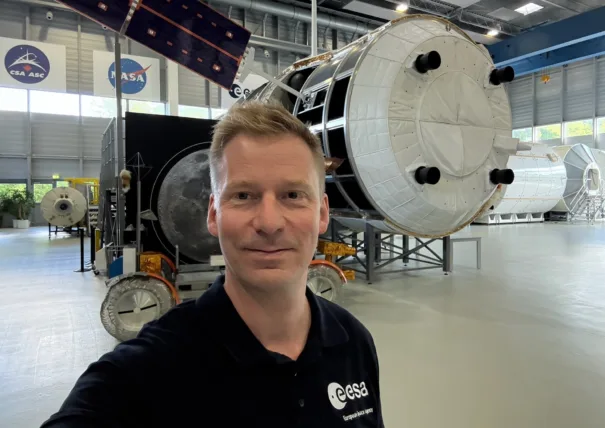 Geir Ingvar Berg foran Columbus-modulen til romstasjonen.