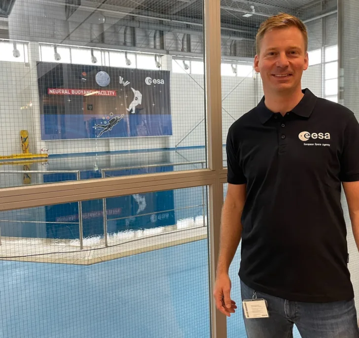 Geir Ingvar Berg foran bassenget for trening på vektløshet.